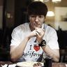 xổ số bình Seo Jang-hoon (37 tuổi) của E-Land, cầu thủ bóng rổ chuyên nghiệp ở Hàn Quốc, cũng đeo nẹp cổ sau chấn thương cổ năm 2005